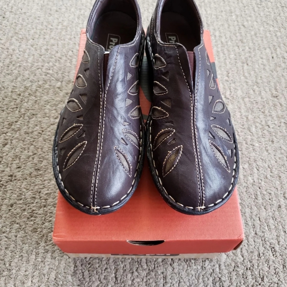 NEW LADIE'S PROPET SHOES (7.5)